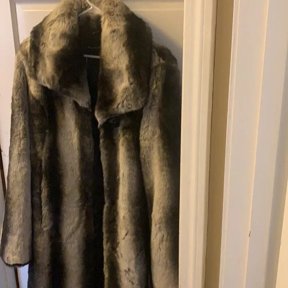Pamela McCoy chinchilla replica fur coat - Picture 3 of 10